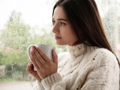 mujer-frente-a-la-ventana