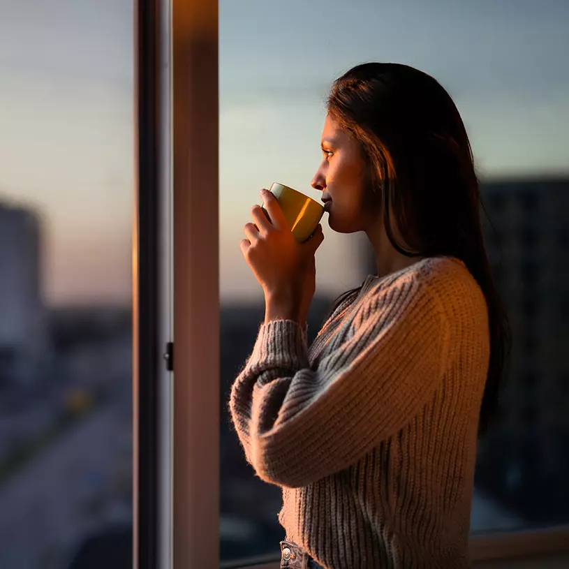 Mujer-tomando-café